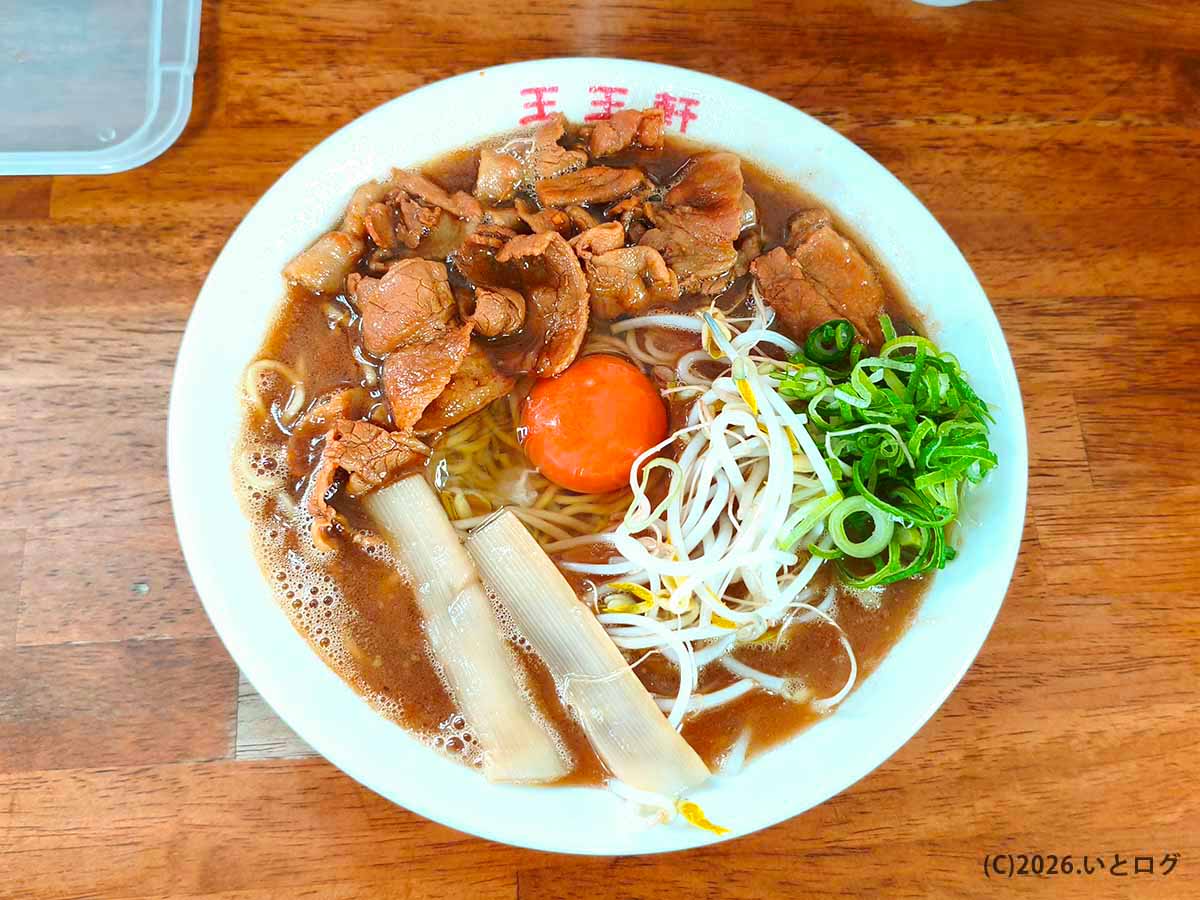 支那そば 王王軒 本店で食べた甘辛い肉と生卵がのった徳島ラーメン