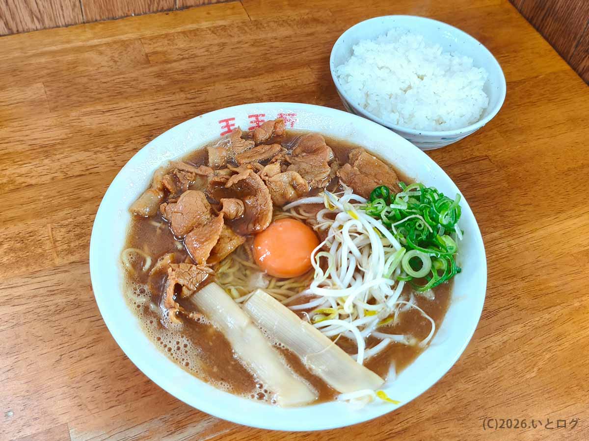 徳島ラーメン 王王軒 本店の肉玉入りラーメンとライスを一緒に注文した様子