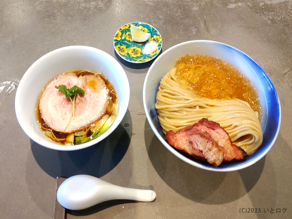 麺屋しん道の鰹昆布出汁つけそばpremiumと冷製つけそば。色鮮やかな器と上品な盛り付けが並ぶ贅沢なセット。