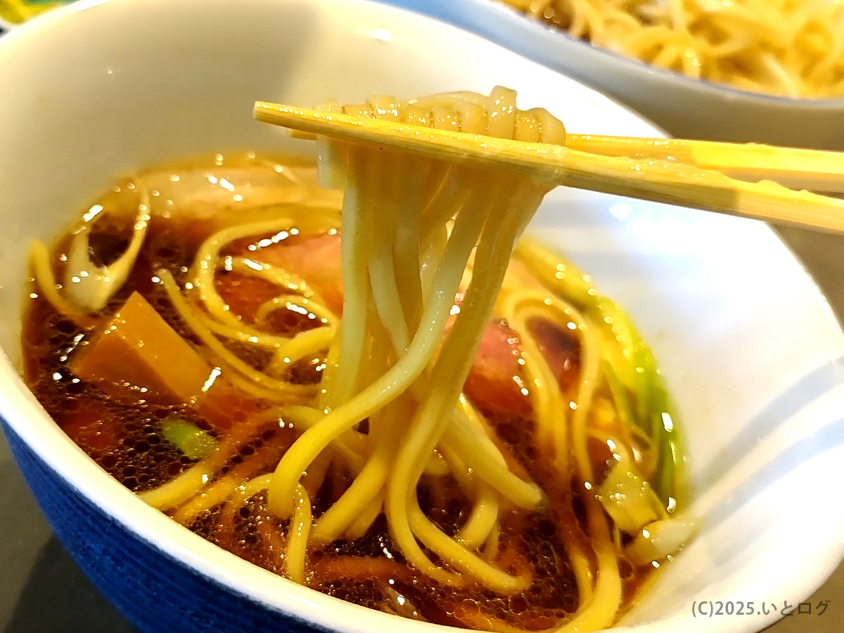 麺屋しん道の醤油スープに絡む中細麺。つるりとした口当たりと芳醇な香りが広がる瞬間。