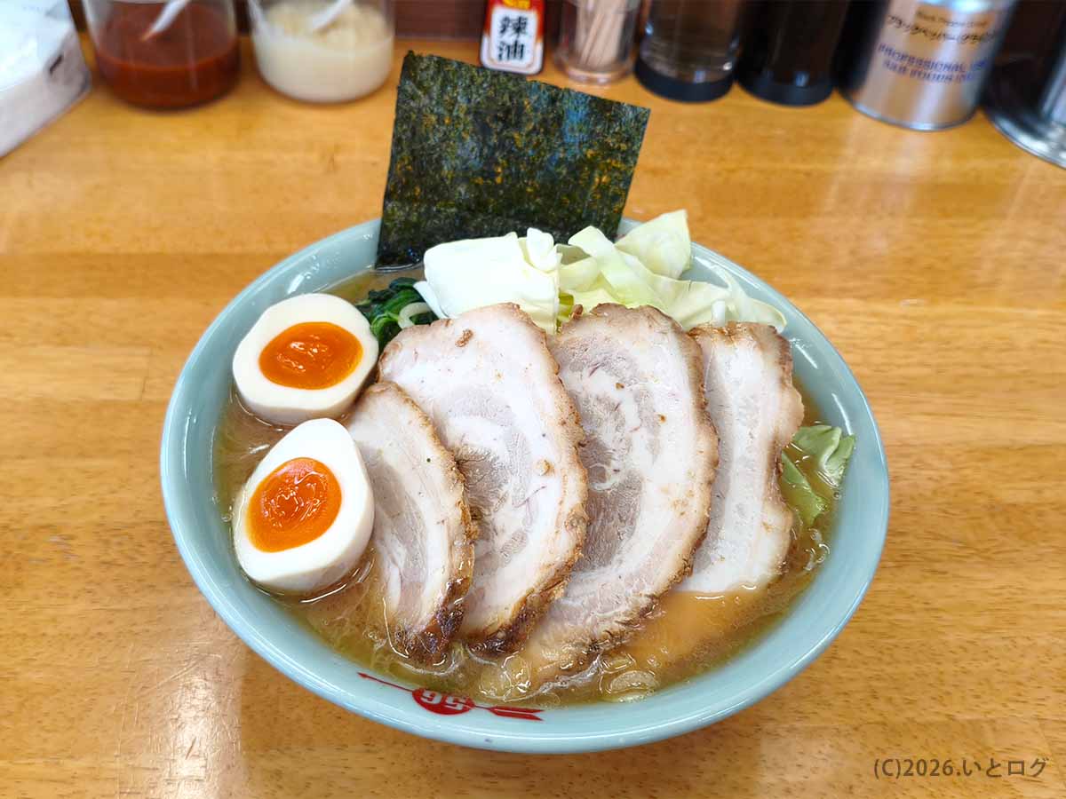 長野県塩尻市の信州五十六家で提供された、チャーシュー4枚と味玉、キャベツ、ほうれん草、海苔をのせた家系ラーメン