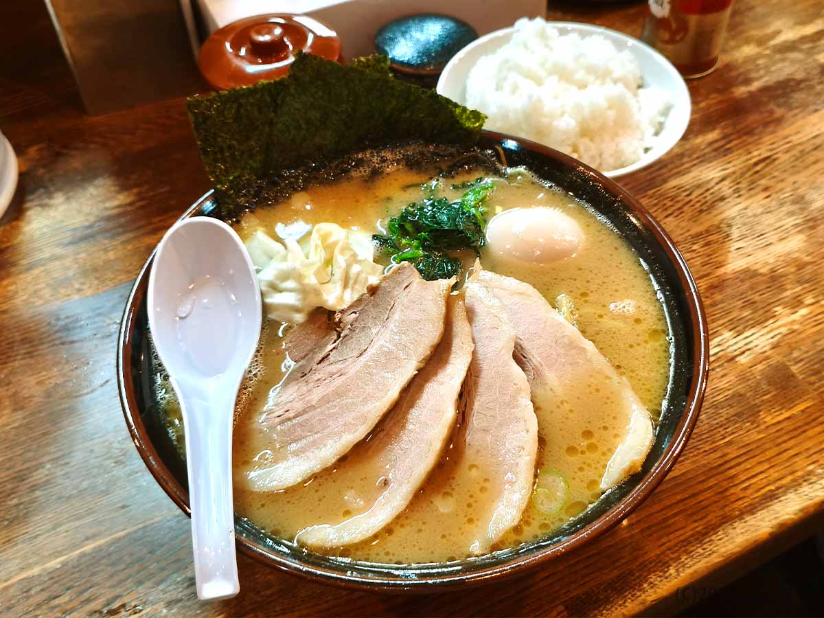 松本市の塩八で注文した豚骨塩らぁめんとライス