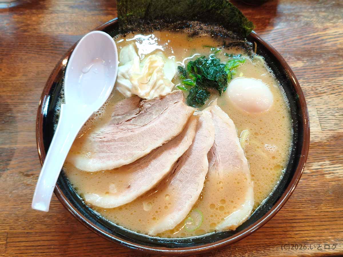 塩八の豚骨塩らぁめんにチャーシュー・味玉・キャベツ・ほうれん草・海苔をトッピング