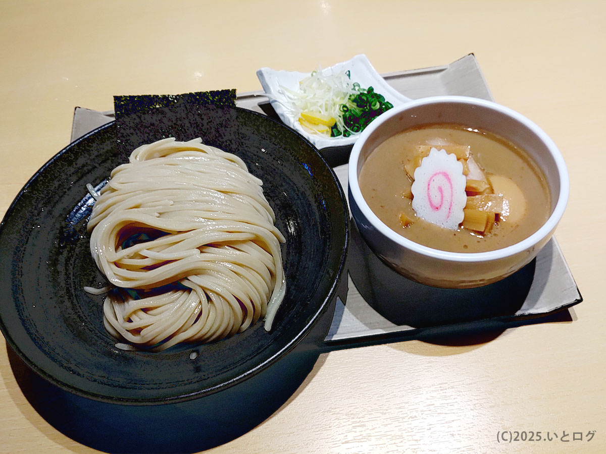 艶やか自家製麺とナルトが浮かぶ濃厚つけ汁──〈尚念 メニュー〉で一番人気の豚骨魚介つけ蕎麦の塩