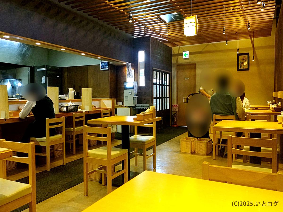 木格子の天井と明るい木製家具が温もりを演出する店内。ゆったり配置の客席で寛げる尚念 松本の昼どきの様子。