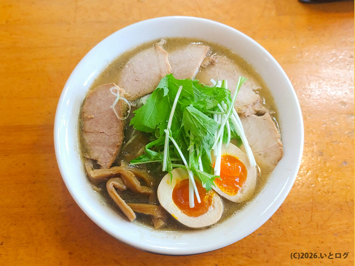麺饗 松韻の中華そばこってり全景。チャーシューと味玉がのった由利本荘ラーメンの一杯