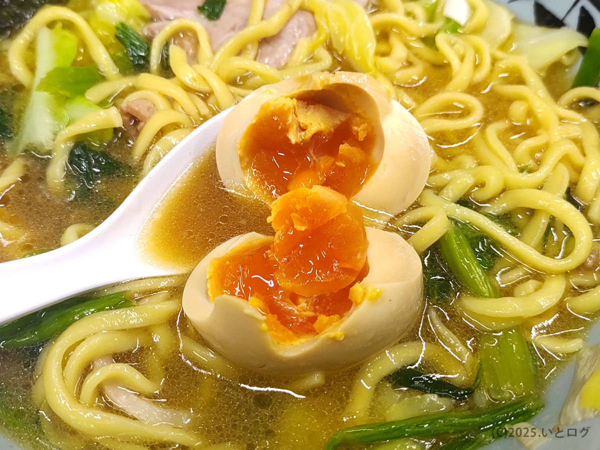 ラーメンに欠かせない味玉トッピング。秀吉家の煮卵は黄身がとろりと仕上がり、滋賀の家系ラーメン好きにおすすめ。