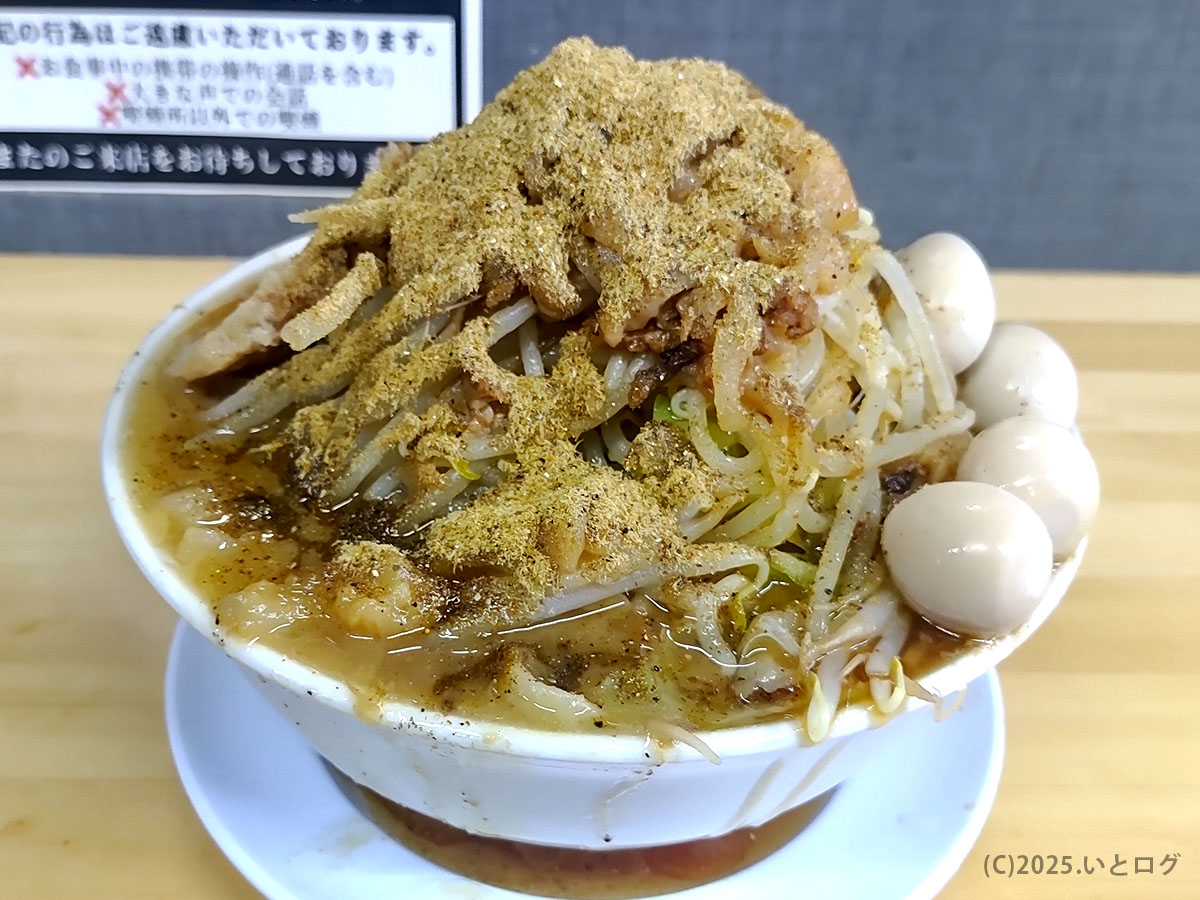 ラーメン澄火の大迫力な盛り付け。山盛りの野菜に魚粉、分厚い豚、さらにうずらの卵が並ぶ豪快な二郎系ラーメン。富士吉田ラーメンの中でも人気が高く、ラーメン澄火レビュー記事やコール紹介にも最適。