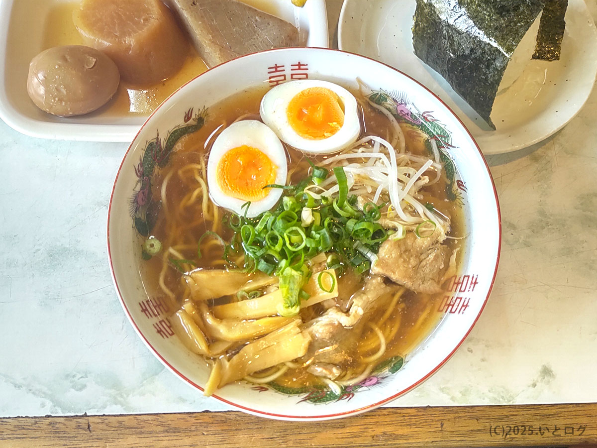 すみれ食堂の牛骨ラーメンと名物おでん、おにぎりのセット。鳥取ラーメンの魅力を堪能できる食堂らしい組み合わせ。