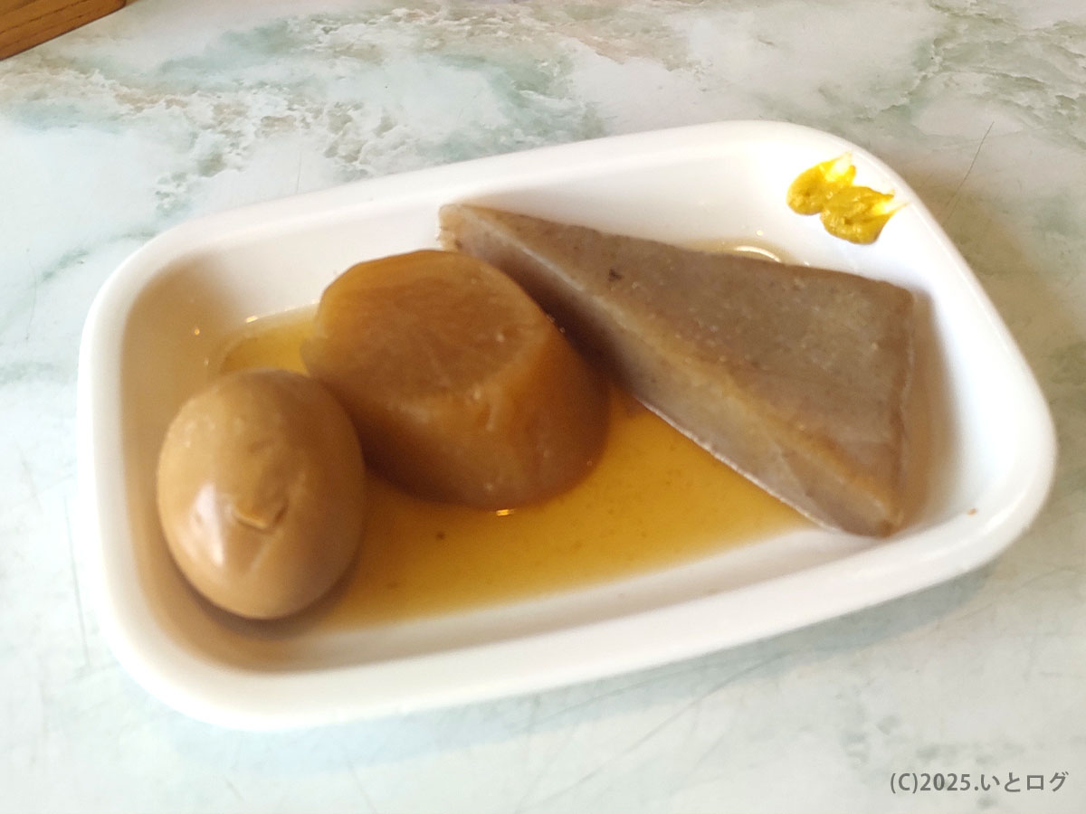 すみれ食堂のおでん盛り合わせ。大根、玉子、こんにゃくがしっかり味の染みた人気メニューで、ラーメンのお供に最適。
