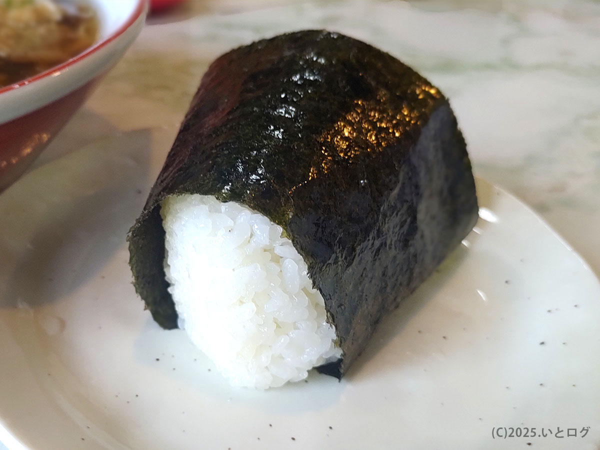 すみれ食堂のおにぎり。シンプルながらラーメンやおでんと相性抜群で、地元客にも親しまれている定番サイドメニュー。