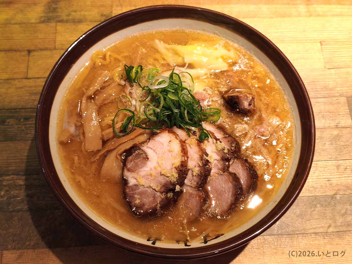 すみれ 横浜店の味噌ラーメン。チャーシューやメンマ、ネギ、ワンタンが入った熱々の札幌味噌ラーメン
