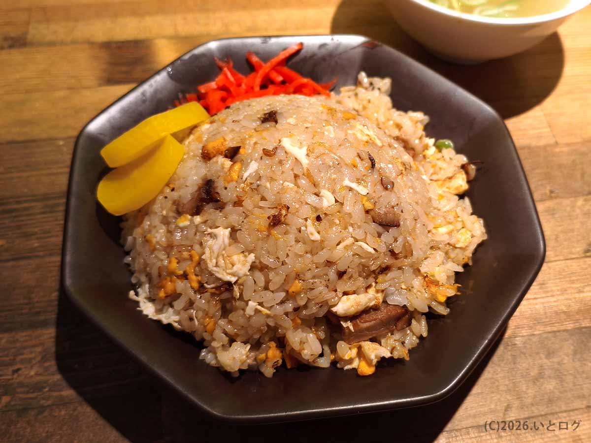 すみれ 横浜店のチャーハン。卵やチャーシューが入った香ばしい一品で、味噌ラーメンと一緒に食べたいサイドメニュー