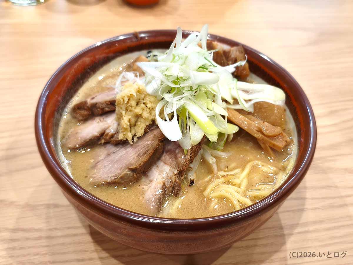 初志貫徹 甲斐竜王店の濃厚な味噌スープに、複数のチャーシュー、白髪ねぎ、生姜、メンマを盛りつけたチャーシューみそ
