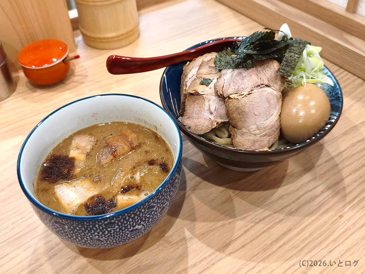 初志貫徹 甲斐竜王店で注文した、チャーシューや味玉、海苔を盛りつけた特上熟成味噌つけめんと濃厚なつけ汁