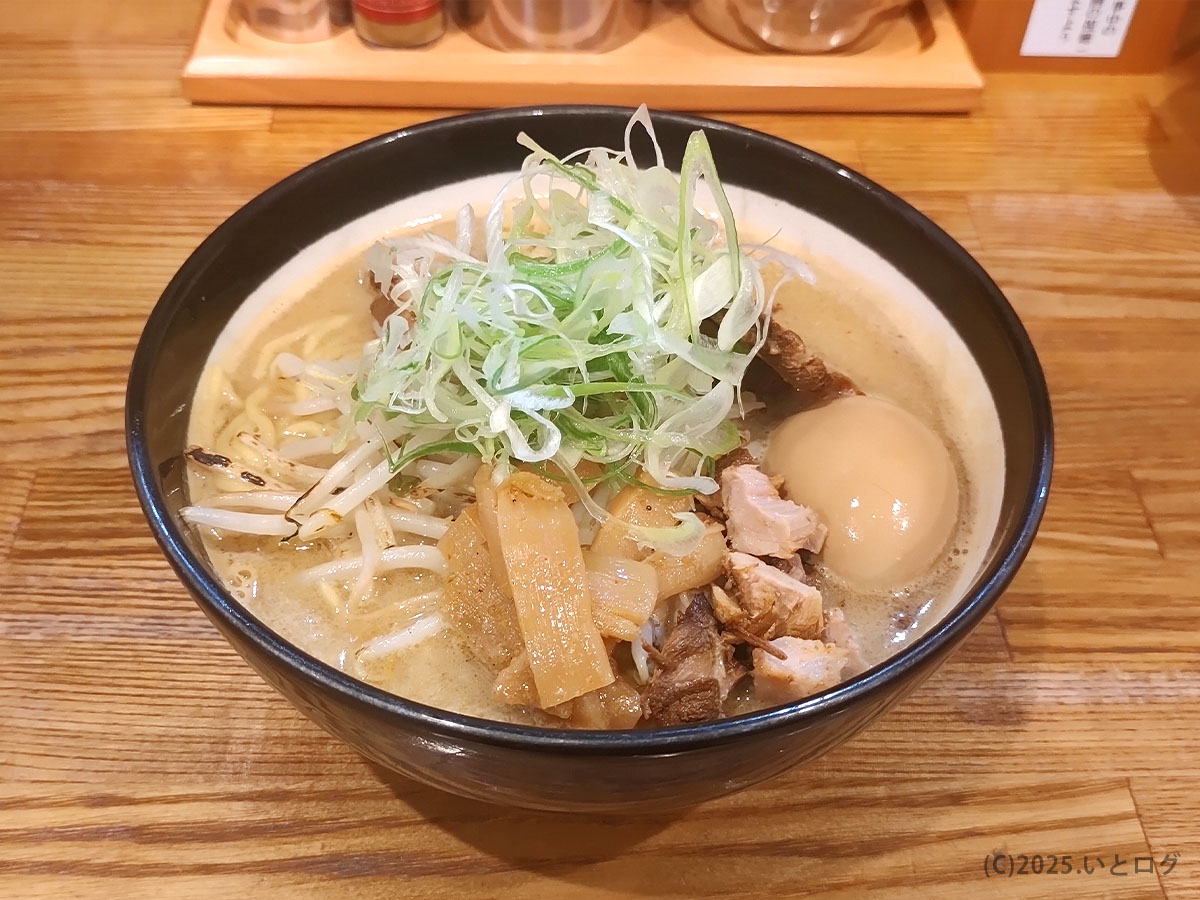 炙りもやしとメンマが山盛り、味玉も輝く味噌らぁめんを真上から撮影。初志貫徹2号店の“意味”を超える濃厚一杯は、つけ麺派も思わず唸るボリューム。