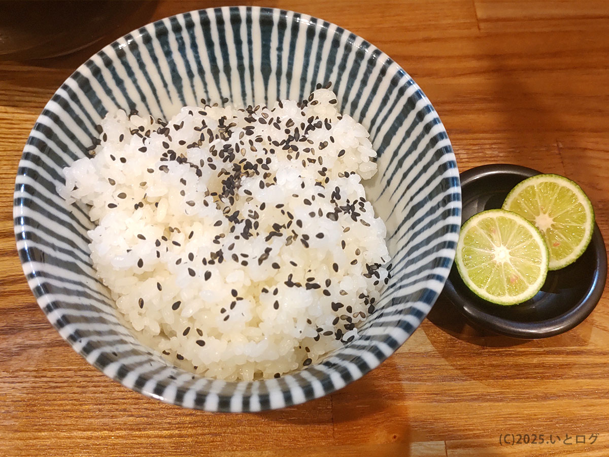 黒ごまを散らしたライスと爽やかなすだち。味噌らぁめんの後に楽しむ“追い飯”スタイルで、クチコミで人気の金曜日限定まぜそばにも好相性。