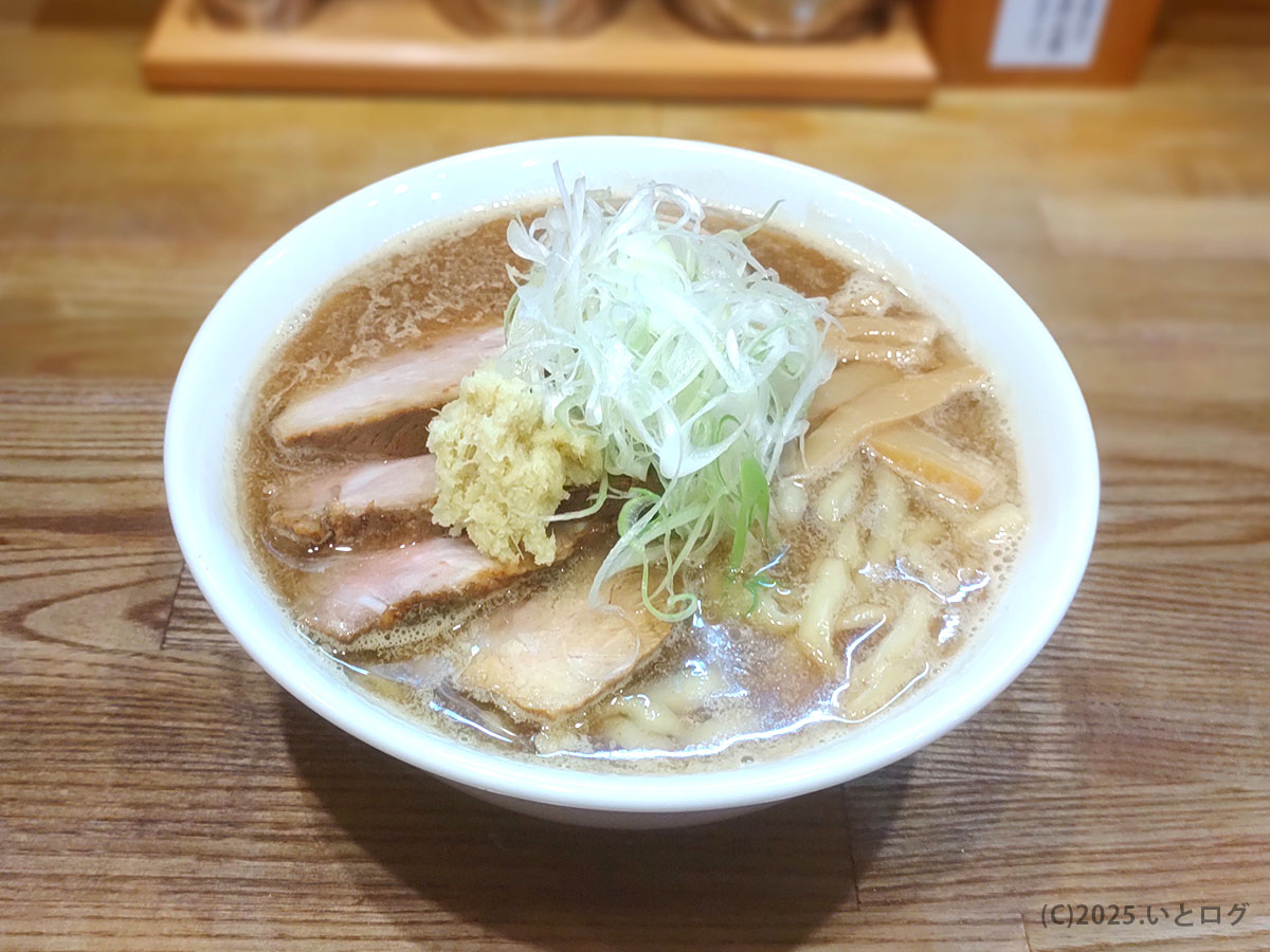 初志貫徹の生姜醤油ラーメン。ネギとおろし生姜が映える一杯で、山梨ラーメン好きなら一度は食べたい名店