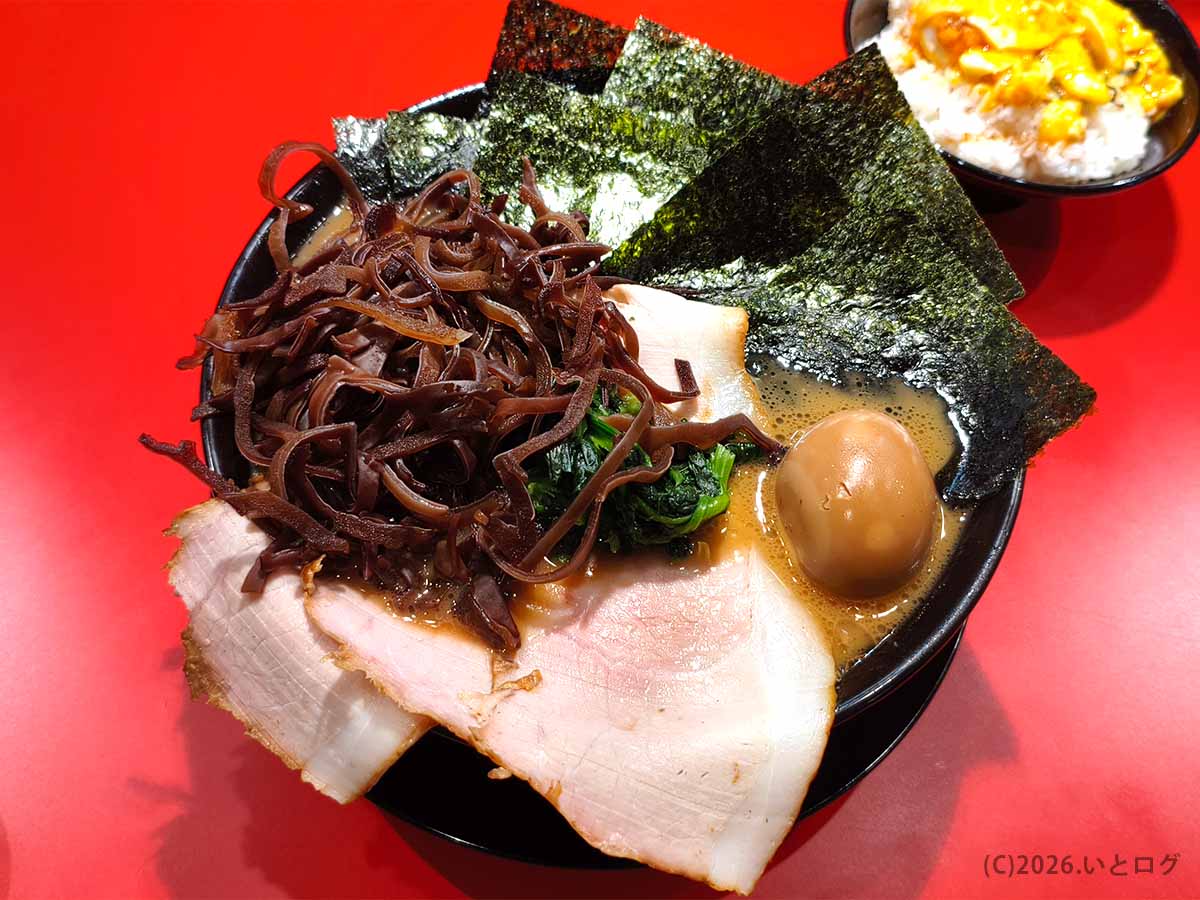 王道乃印 秀道家の濃厚な豚骨醤油スープに大判チャーシュー、きくらげ、味玉、海苔を盛ったラーメン