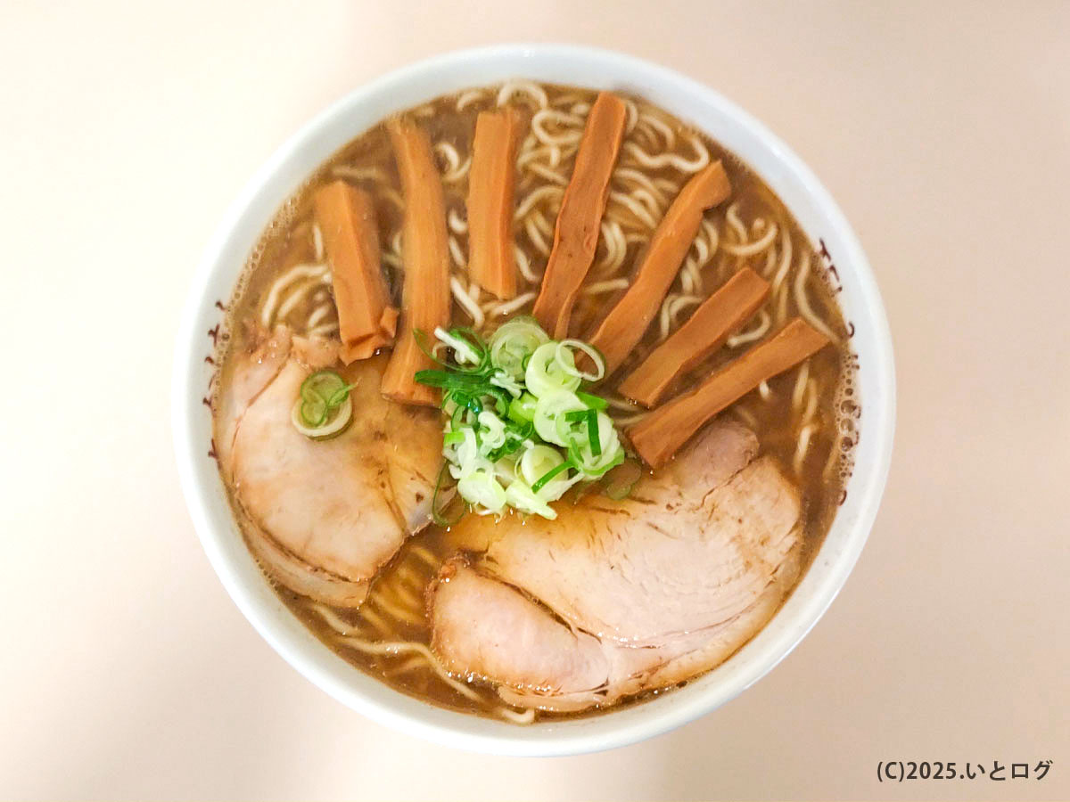 たかはし中華そば（高橋中華そば店・弘前）の中華そば。煮干しの効いたスープと整った盛り付けが特徴。