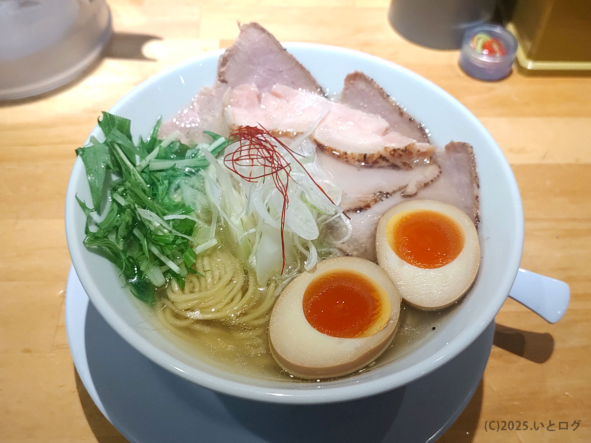 麺家たけ田の特製蟹だし濁り塩らーめん。味玉やチャーシュー、白髪ねぎが美しく盛り付けられた一杯。