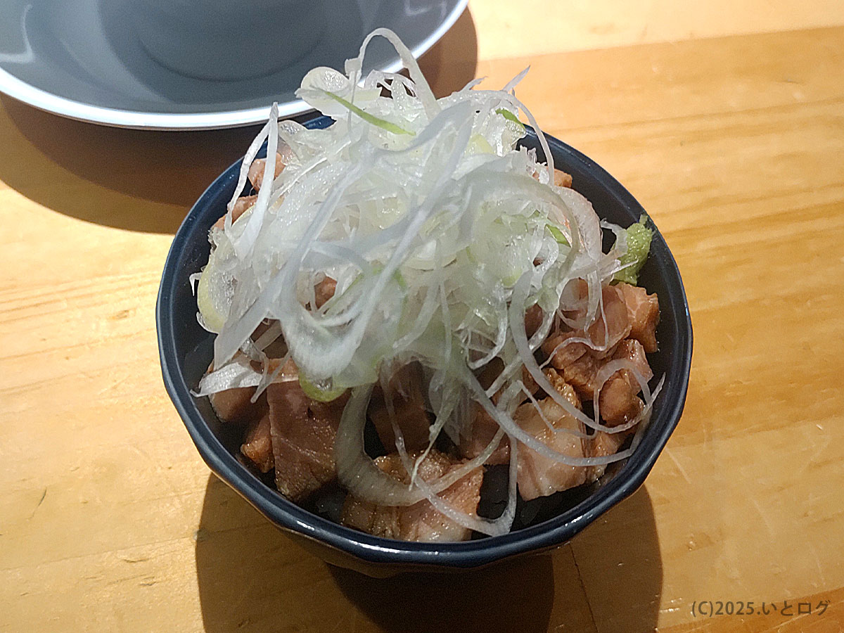 麺家たけ田のレアチャーシュー丼。通販では味わえない鳥取現地限定のサイドメニュー。