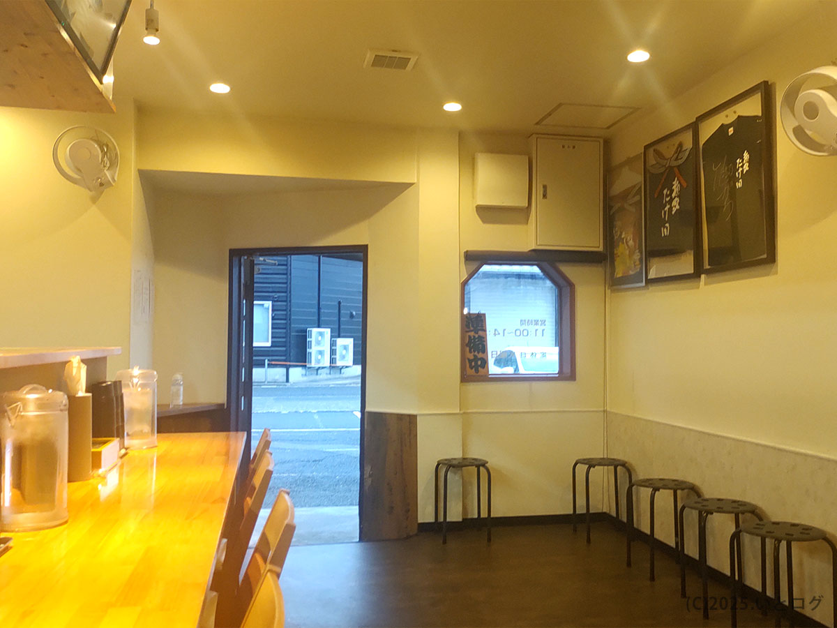 麺家たけ田 鳥取の店内。木の温もりがあるカウンター席と待合スペースで落ち着いた雰囲気。
