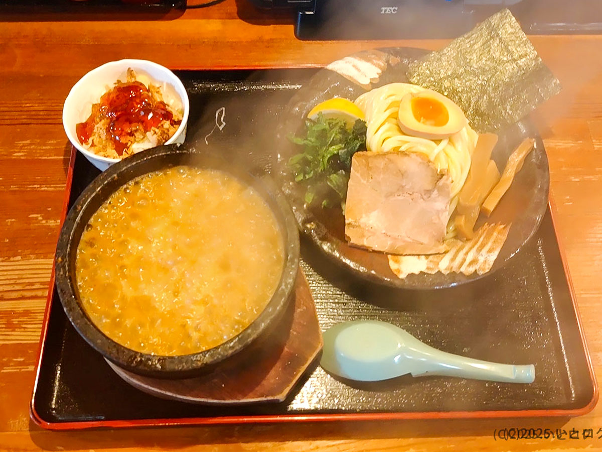 竹本商店 つけ麺開拓舎の名物、石鍋で提供される熱々のつけ麺セット（秋田市）