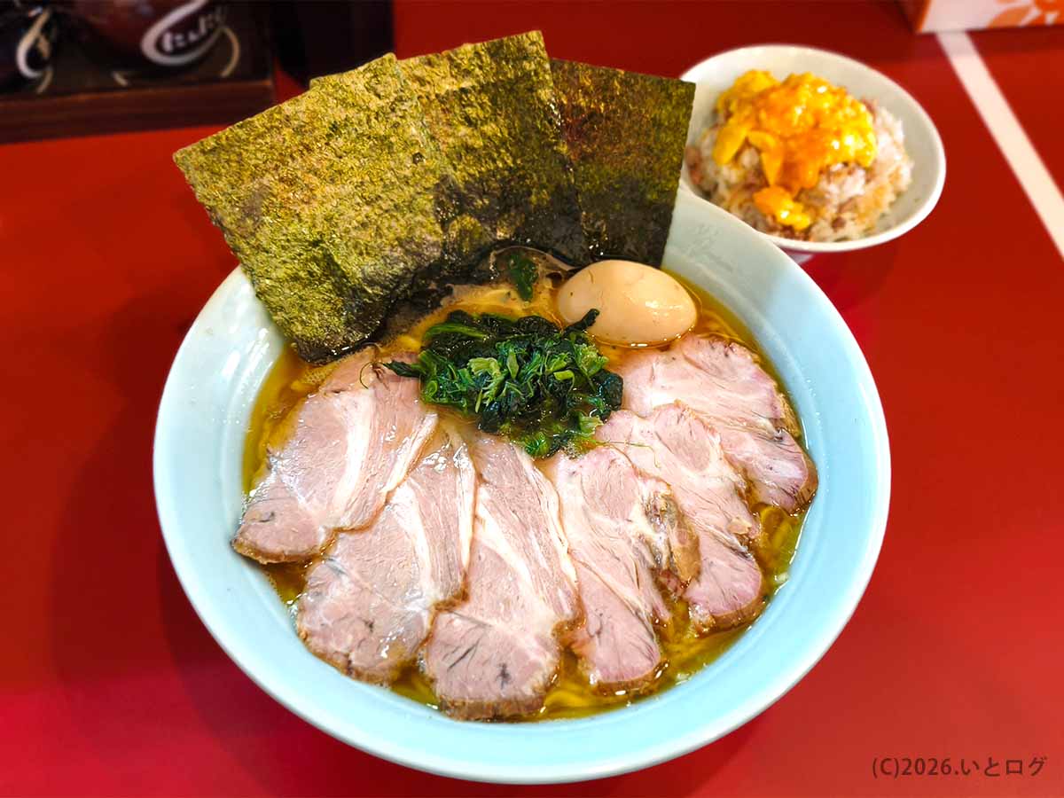 チャーシューや味玉、海苔、ほうれん草を盛り付けた「たま家 多摩本店」の家系ラーメンとご飯もの