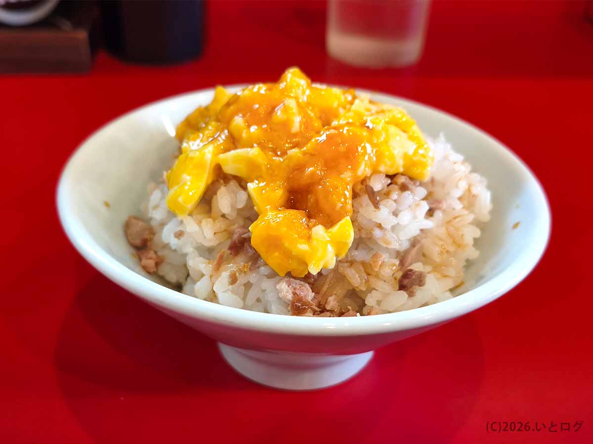 刻んだチャーシュー入りのご飯に濃厚な卵をかけた「たま家 多摩本店」のたまごまぶし飯