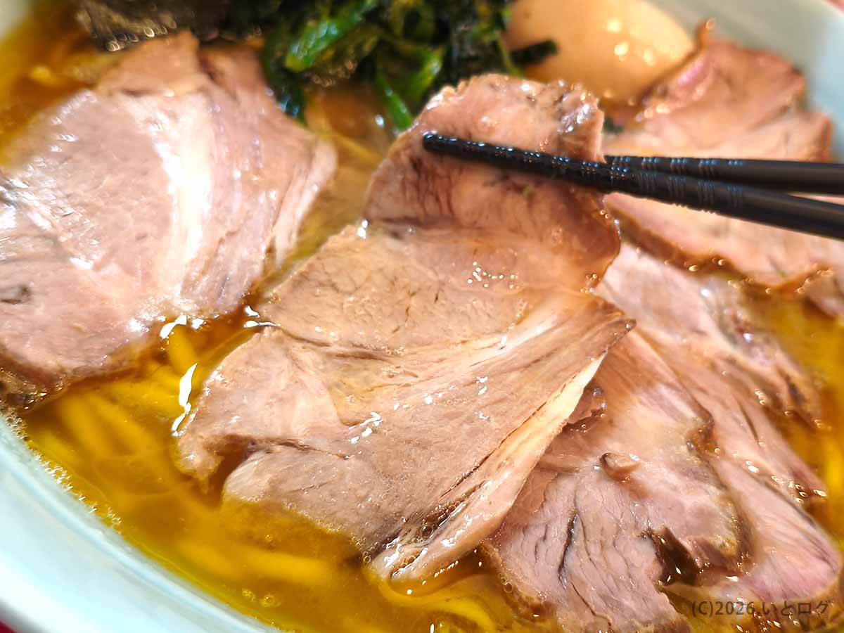 やわらかく煮込まれた「たま家 多摩本店」のしっとりとした煮豚チャーシュー