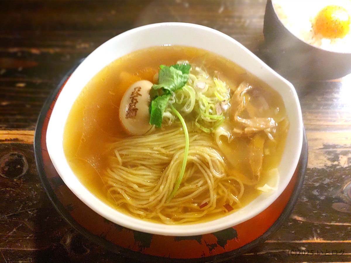 味玉・三つ葉・ねぎ・穂先メンマが整う支那そば。滋賀の天下ご麺 大津で、卵かけごはんとセット。