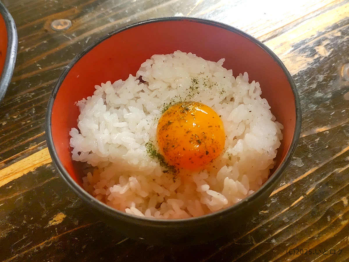 艶やかな卵黄がのった卵かけごはん。滋賀・天下ご麺 大津のサイドメニューとして麺と相性抜群。
