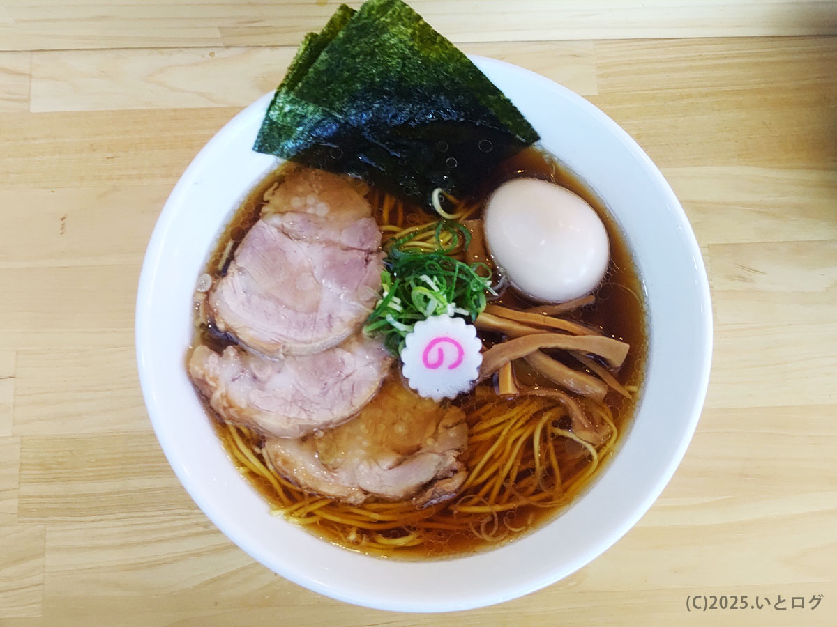 海苔・チャーシュー・味玉が整列する俯瞰ショット—山梨ラーメン新店舗の均整美が光る。