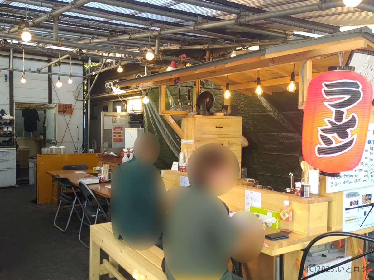 赤提灯が灯る甲府の屋台スペース。時々立ち寄りたくなる温かい雰囲気が伝わる外観。