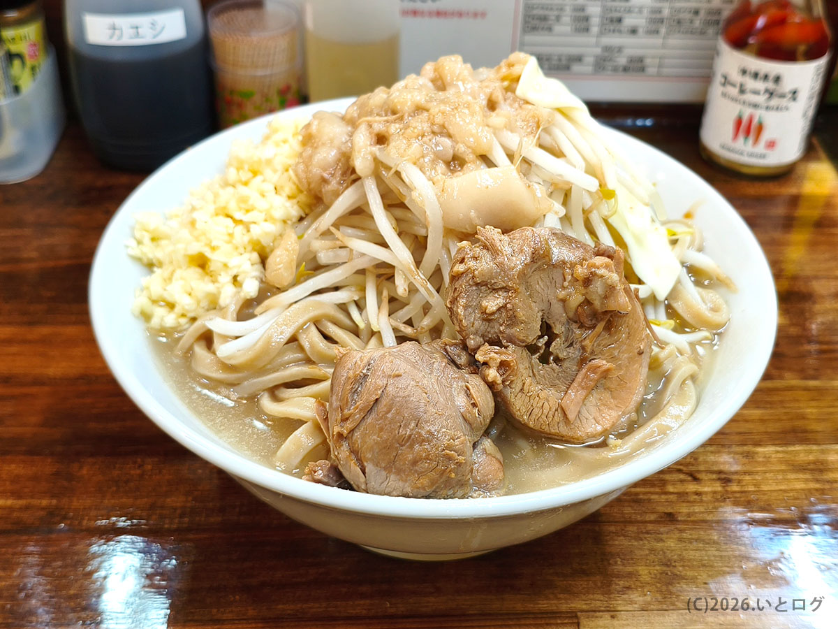 豚とニンニク、ヤサイが乗ったラーメン全体（那覇 二郎系・デカ盛り系）