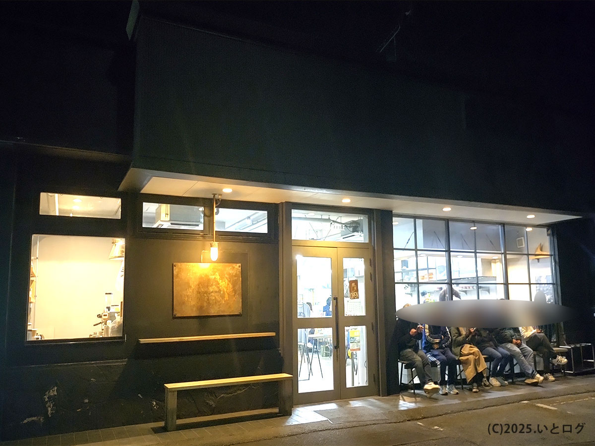 夜の yokokura storehouse 外観。駐車場帰りの客が列を成し、待ち時間と並び方のリアルが分かる