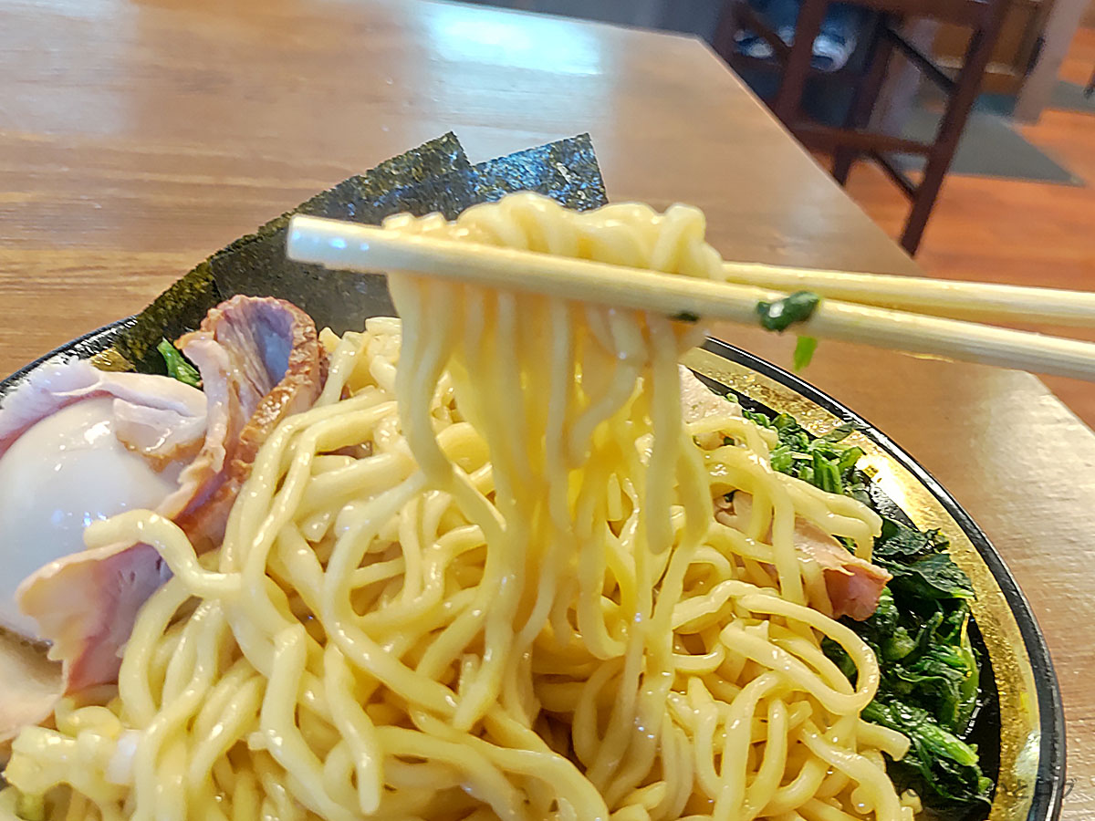 もちもち中太麺をリフト ― 諏訪 食べログ ラーメン高評価 とむの の食感が映える
