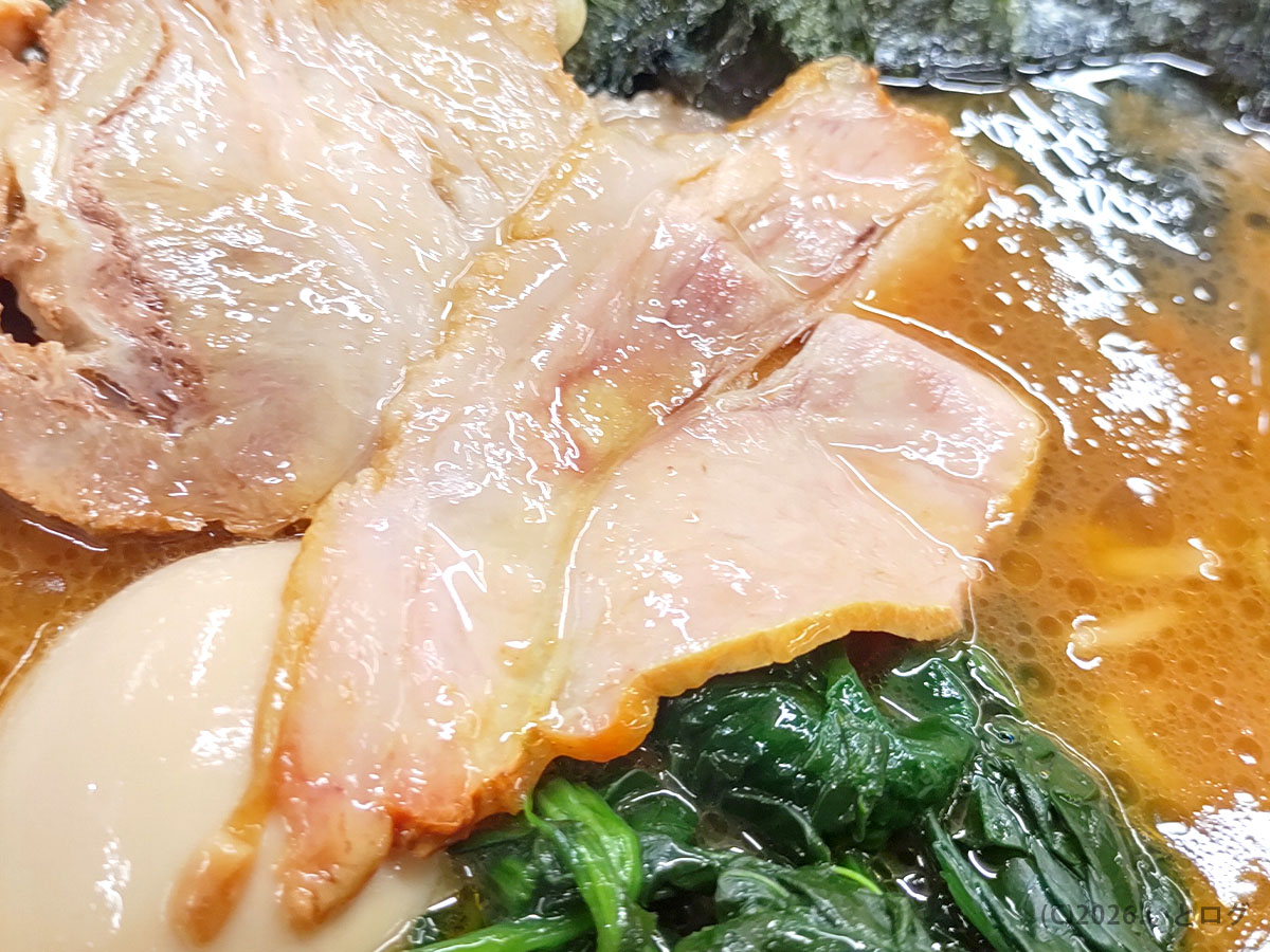 との丸家 伊勢崎店のチャーシューアップ。王道家直伝の家系ラーメンらしい肉厚トッピング