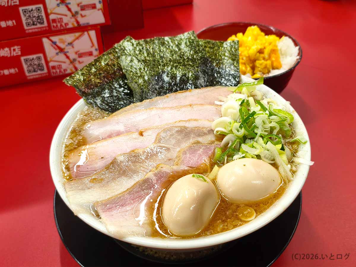 王道家直伝 との丸家 伊勢崎店のチャーシューや味玉、海苔を盛り付けたとの丸ラーメン