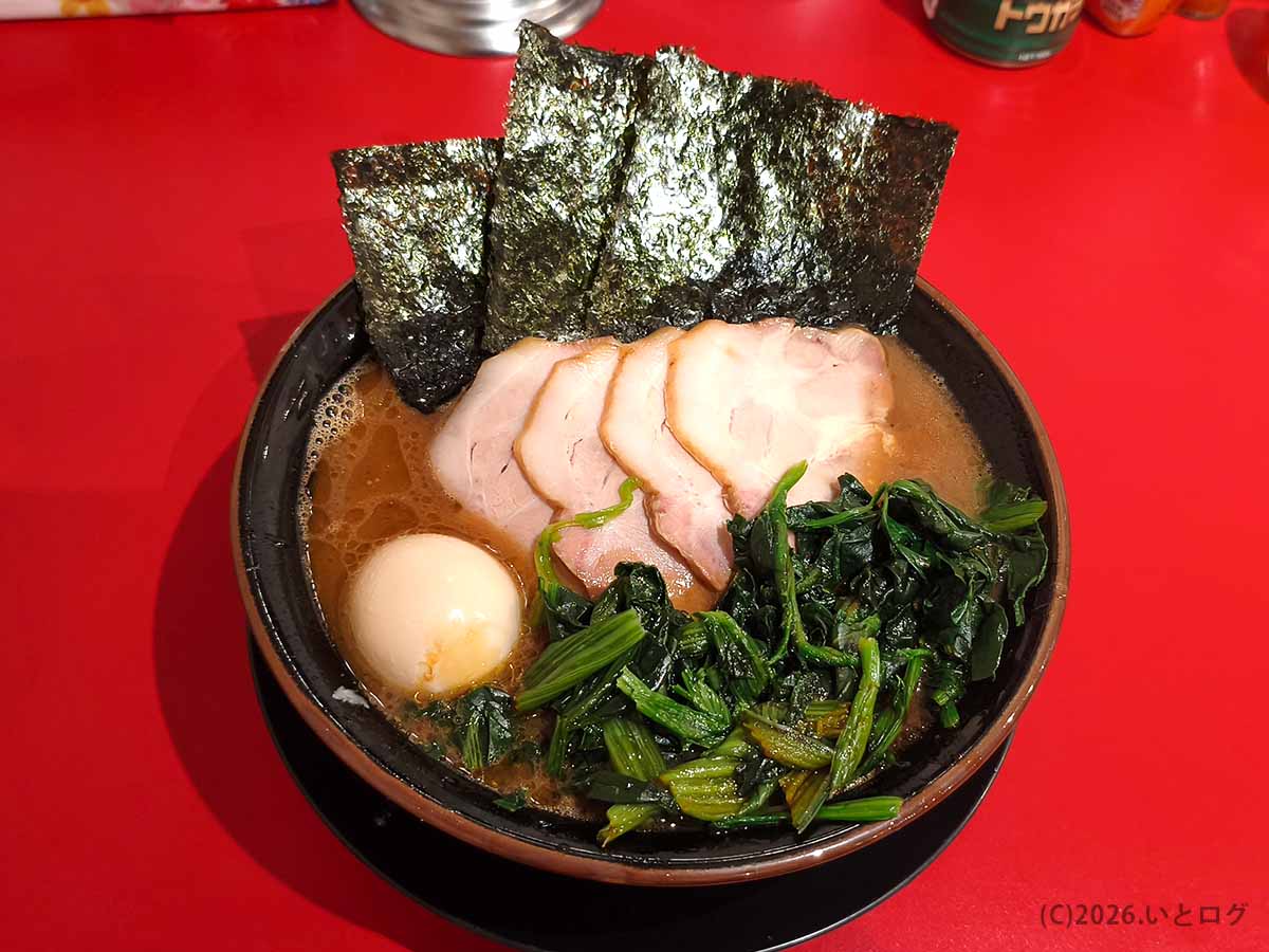 とらきち家で注文した、チャーシュー、海苔、味玉、ほうれん草がたっぷり盛られた濃厚な家系ラーメン