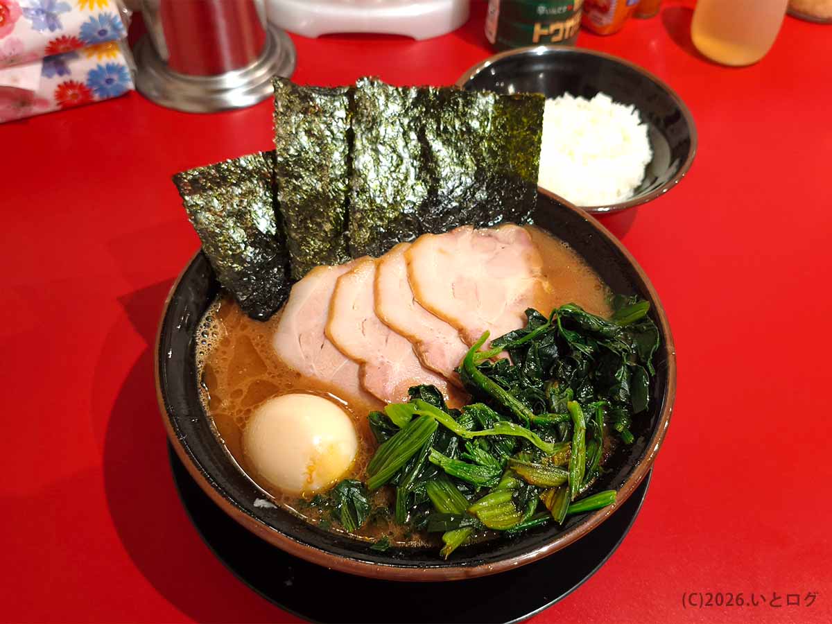 平塚の家系ラーメン店「とらきち家」で味わった、チャーシューや海苔、味玉、ほうれん草入りラーメンとライスのセット