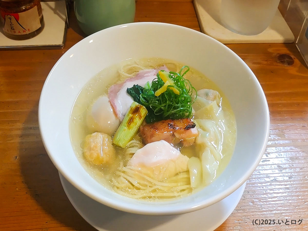 山梨県甲府市にある鶏そばAkariの鶏白湯ラーメン。低温調理の鶏チャーシュー、ネギ、鶏団子、ワンタンなどが美しく盛られた一杯。山梨で人気の鶏系ラーメンを探す人に伝わる写真。
