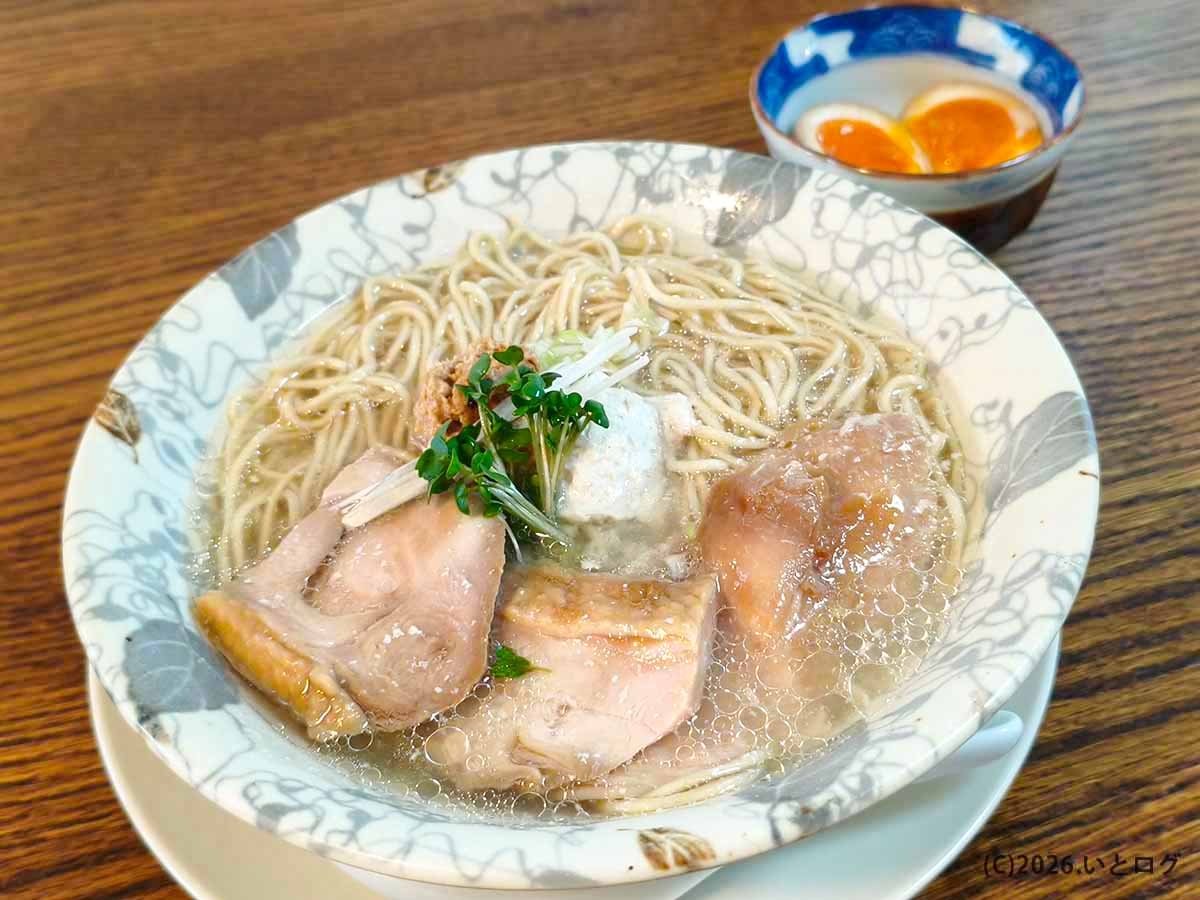 富士吉田「とりそば ささ」のとりそば塩に鶏チャーシューや味付玉子を添えた一杯