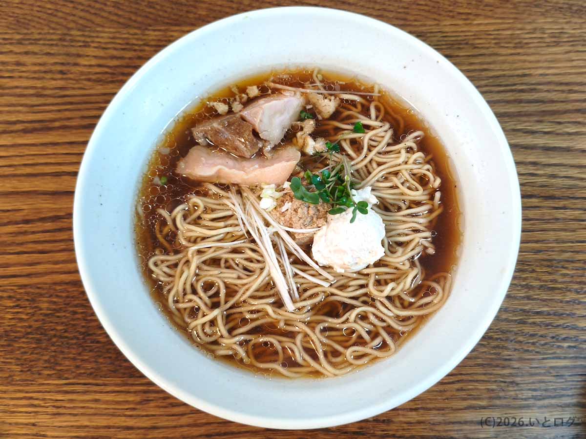 とりそば ささのとりそばしょうゆを真上から撮影した一杯で、鶏チャーシューや薬味、中細麺が盛られている