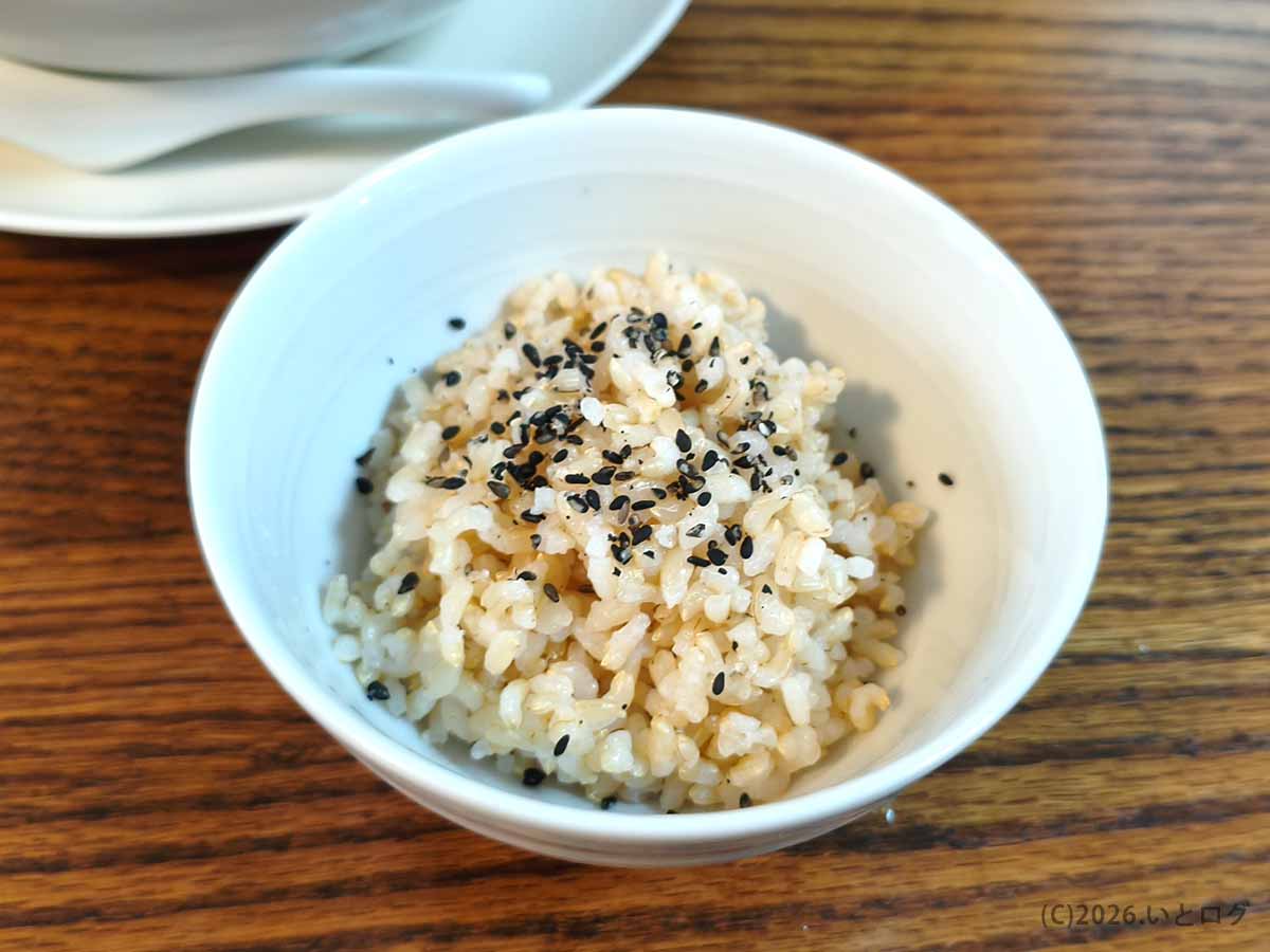 富士吉田「とりそば ささ」でラーメンと一緒に提供された、ごまを散らしたごはん