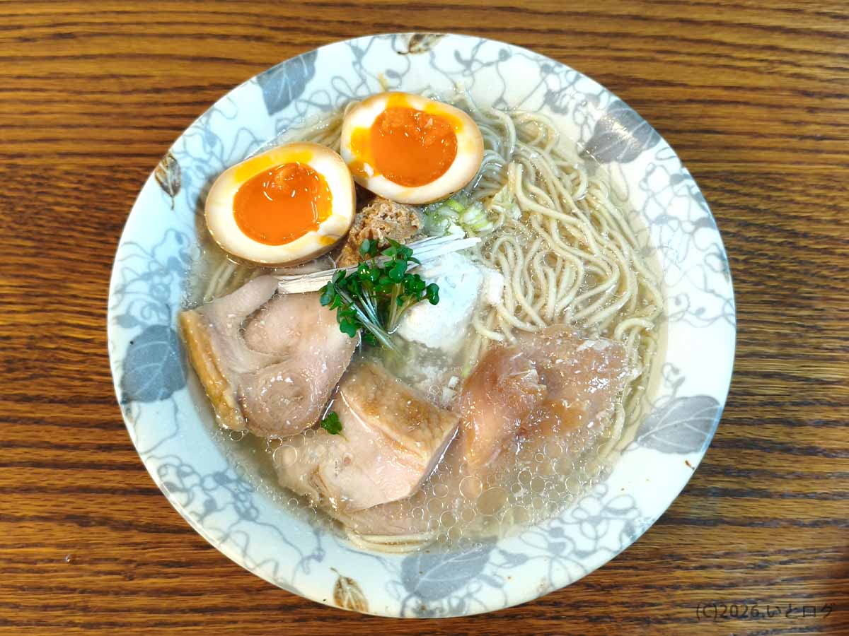 とりそば ささのとりそば塩を真上から撮影した一杯で、味付玉子や鶏チャーシュー、中細麺が盛られている