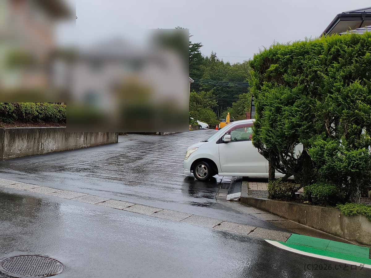 山梨の富士吉田市にあるとりそばささ周辺の道路