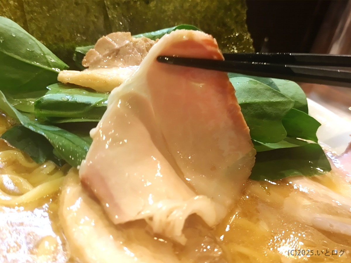箸で持ち上げたとさの家 特製チャーシュー。ピンク色のレア感と脂の艶が、家系ラーメンとは思えない上品さを放つ。