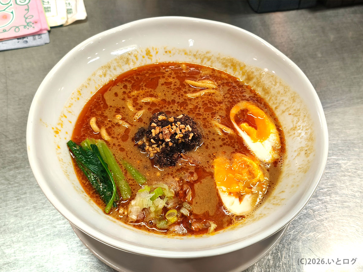 登竜門 那覇の担々麺｜味玉と肉味噌がのる沖縄ラーメン人気メニュー
